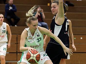 Ieva Jansone f&uuml;hrt im Hinspiel, das die DJK-Damen mit 72:67 gewannen, den Ball. Foto: sportpress