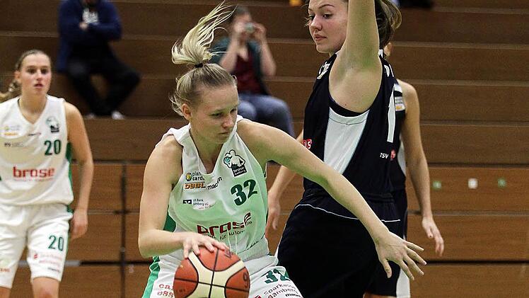 Ieva Jansone f&uuml;hrt im Hinspiel, das die DJK-Damen mit 72:67 gewannen, den Ball. Foto: sportpress