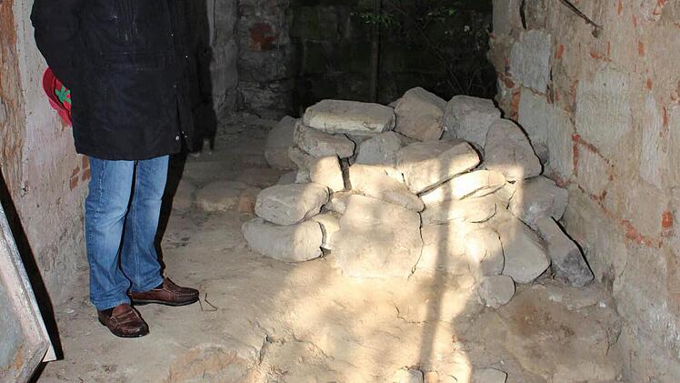 In den Rundturm ist ein Brunnen integriert. Foto: Evi Seeger