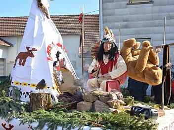 Der Bär ist erlegt. Indianer unterwegs mit Wigwam und Lagerfeuer.  Foto: Björn Hein