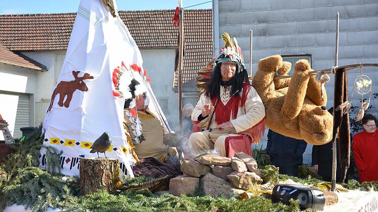 Der Bär ist erlegt. Indianer unterwegs mit Wigwam und Lagerfeuer.  Foto: Björn Hein