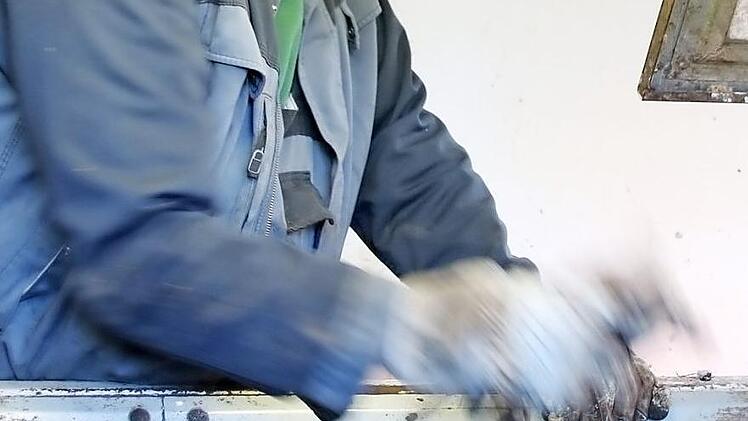 Mario Hornung sortiert von Hand.