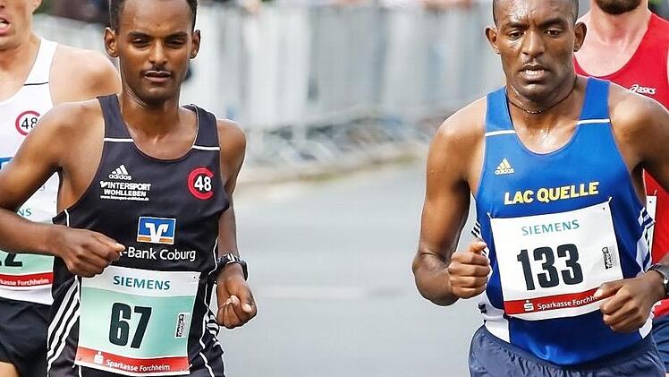 Addisu Wodajo (li.) vom TV Coburg setzte sich 2016 beim FSM in 2:29:37 Stunden vor Berhanu Tola (re., LAC Quelle Fürth, 2:31:07) durch. Vor zwei Jahren gewann ihr äthiopischer Landsmann Nagahoo. Foto: Matthias Hoch