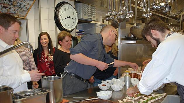 Jede gute Party endet in der Küche, heißt es - so auch im Restaurant Ursprung. Fotos: Uschi Prawitz