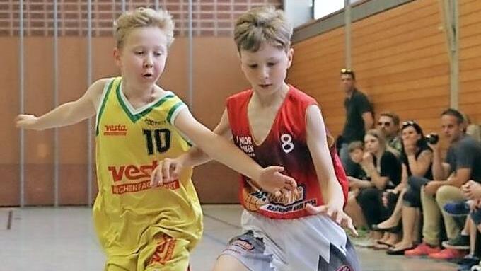 Die U10 des BBC Coburg - hier mit Theo Werner (rechts) am Ball - setzte sich mit 81:66 klar gegen DJK Don Bosco Bamberg durch.  Foto: Oli V&ouml;lker