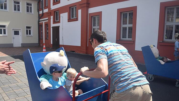 Jonas, sechs Jahre alt, und Felix, drei Jahre alt, erleben eine rasante Fahrt im Kinderwagen.