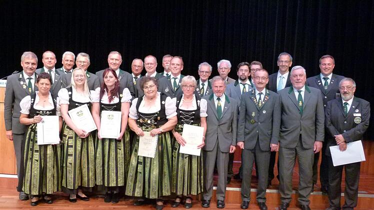 Zahlreiche BSSB- und Vereinsehrungen für langjährige und verdiente Vereinsmitglieder umrahmten die Schützentafel. Foto: Lothar Weidner