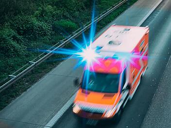 Schwerer Unfall in Ebern auf der B279: Roller mit Kehrmaschine kollidiert - Unfallbeteiligter lebensgef&auml;hrlich verletzt