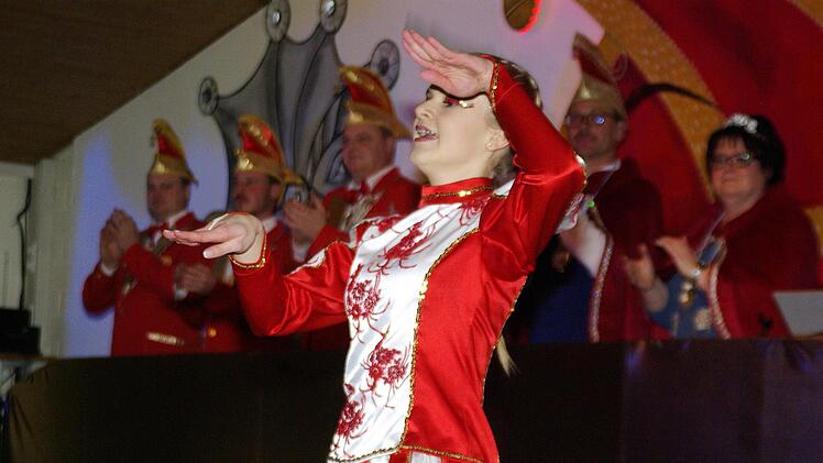 Seit Jahren ist Tanzmariechen Carolin Mock eine Attraktion im Auraer Fasching. Foto: Ehling