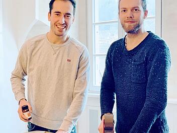 Für ihren Online-Shop verpacken Adrian Schuberth (links) und Daniel Leitmannstetter Nahrungsergänzungsmittel.