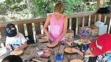 Basteln mit Holz im Wald war sehr begehrt.