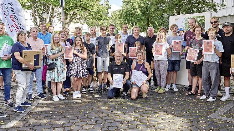 Die Gewinnerinnen und Gewinner des Stadtradeln 2024 mit B&uuml;rgermeister Wolfgang Metzner an der N&ouml;rdlichen Promenade.