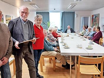 Alfons Galster überbringt beim VG-Café die Anerkennungsurkunde von der Hauptabteilung Seelsorge des Erzbistums an das „Haus der Begegnung“ in Kirchehrenbach als Ort der Hoffnung.