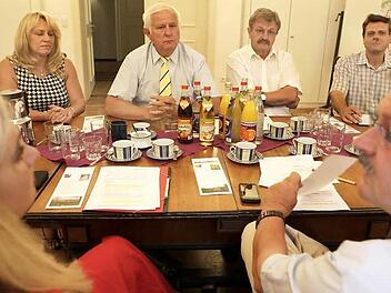 "Können wir uns das noch leisten?" Fragende Blicke tauschten die beiden Staatssekretäre Melanie Huml (Umwelt) und Gerhard Eck (Inneres, im Vordergrund) bei ihrem Besuch im Trabelsdorfer  Schloss angesichts der hoffnungsvollen Blicke  der Bürgermeister  Maria Beck, Johann Pfister und Peter Deusel (gegenüber von links). Rechts  daneben Michael Raab vom Straßenbauamt. Foto:  Barbara Herbst