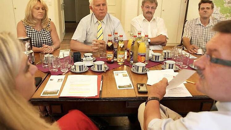 "Können wir uns das noch leisten?" Fragende Blicke tauschten die beiden Staatssekretäre Melanie Huml (Umwelt) und Gerhard Eck (Inneres, im Vordergrund) bei ihrem Besuch im Trabelsdorfer  Schloss angesichts der hoffnungsvollen Blicke  der Bürgermeister  Maria Beck, Johann Pfister und Peter Deusel (gegenüber von links). Rechts  daneben Michael Raab vom Straßenbauamt. Foto:  Barbara Herbst