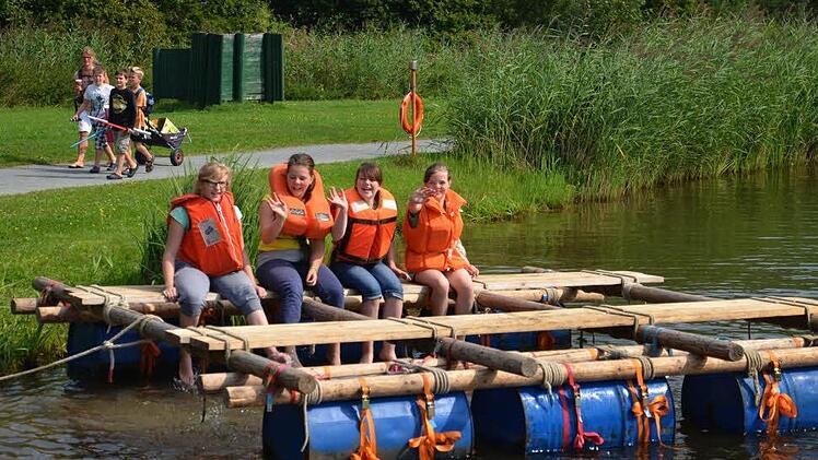 Katharina, Selina, Nadine und Elena wagen sich als Erste auf das fertige Floß.