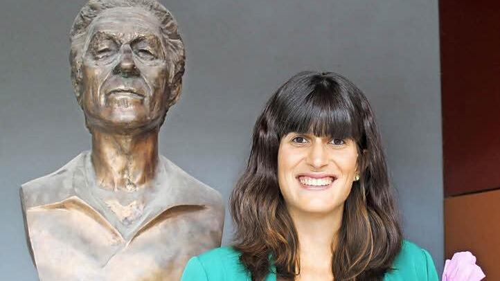 Viktoria Kröner vor der Büste von Jack Steinberger, dem Namensgeber des Bad Kissinger Gymnasiums. Am Donnerstag hat die 25-Jährige hier ihren ersten Schultag - als Lehrerein.  Foto: Melissa Hager