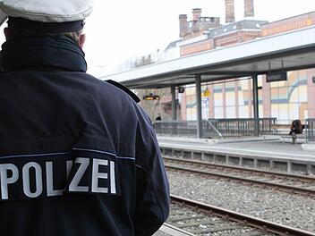 Die Bundespolizei kontrolliert den Kulmbacher Bahnhof, nachdem dort mehrfach pöbelnde Jugendliche aufgetaucht waren. Nun haben Eltern eines 18-Jährigen Anzeige gegen zwei Beamte erstattet. Der Vorwurf: Sie sollen den jungen Mann geschlagen haben. Foto: Jochen Nützel
