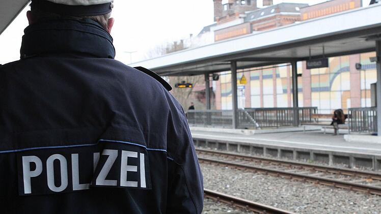 Die Bundespolizei kontrolliert den Kulmbacher Bahnhof, nachdem dort mehrfach pöbelnde Jugendliche aufgetaucht waren. Nun haben Eltern eines 18-Jährigen Anzeige gegen zwei Beamte erstattet. Der Vorwurf: Sie sollen den jungen Mann geschlagen haben. Foto: Jochen Nützel