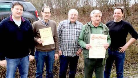 Die Fischer zeichneten Heinrich Wich (2.v.l.) und Alfred Hagen (2.v.r.) für Treue zum Verein aus. Mit im Bild (v.l.) 2. Vorsitzender Michel, Vorsitzender Radlo und Bürgermeister Pöhnlein.  Foto: Michael Wunder