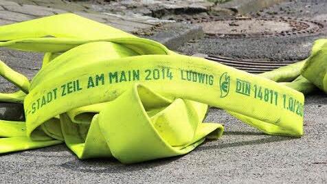 Auch am Morgen danach waren noch etliche Feuerwehrleute mit Gerät vor Ort.