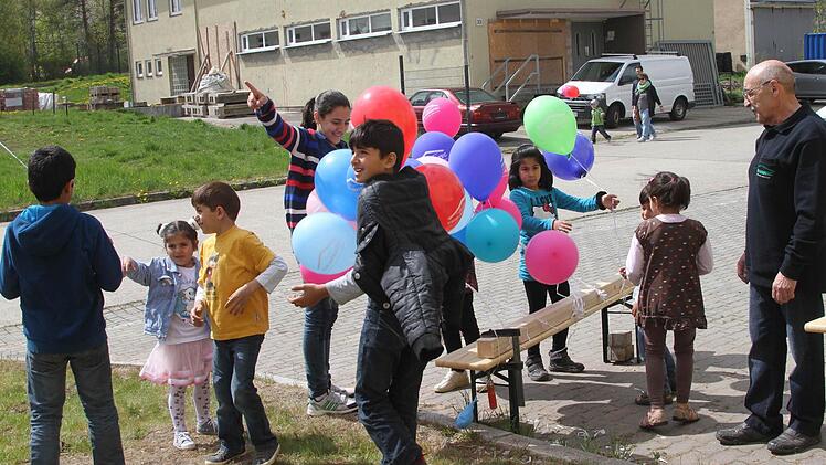 Mit Begeisterung waren die Kinder auch bei der großen Luftballonaktion der Firma VHW-Anwatec dabei.
