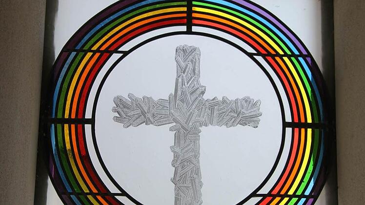 Glaskünstler Wilfried Radtke hat für die Leichenalle das Fenster gestaltet. Foto: Sonja Adam