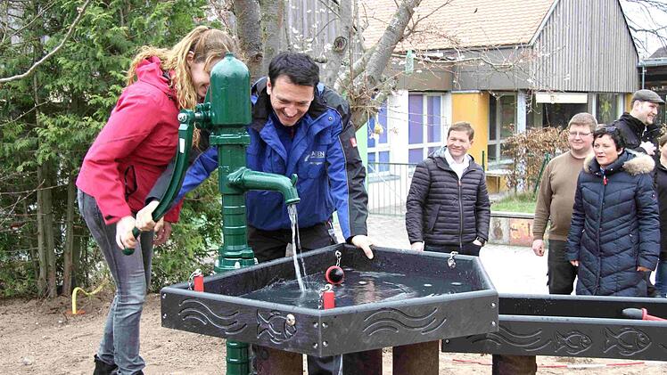 Die Sponsoren testeten die Pumpe. Foto: Richard Sänger