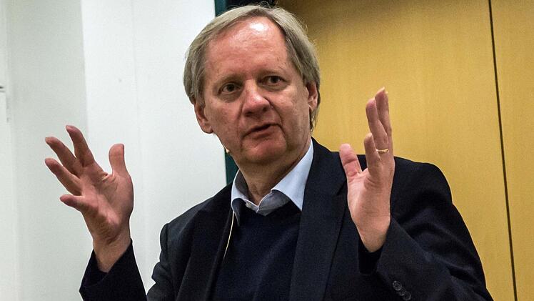 Begegnung Wie sich das Literaturfestival "Coburg liest" auf ungewohntes Terrain begibt und der Wissenschaftsjournalist Ulrich Eberl einlädt zur Reise in eine Welt voller smarter Maschinen.