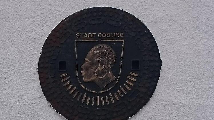 Hier eine Nahaufnahme vom Coburger Gullydeckel, der in Georgien in eine Wand eingelassen wurde. Foto: Privat