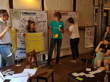 Die Arbeitsgruppe Mobilität präsentiert ihre Ergebnisse bei der Denkwerkstatt. Foto: Sarah Seewald