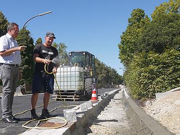 Das wird auch noch fertig: Mit dem Erstellen und Asphaltieren der Gehwege in der Coburger Straße hat sich die Baufirma  der Rossacher Dorferneuerung in die zweiwöchige Sommerpause verabschiedet. Udo Siegel (links) und Marcel Becherer haben  zuvor noch mal die letzten Details abgesprochen.Berthold Köhler