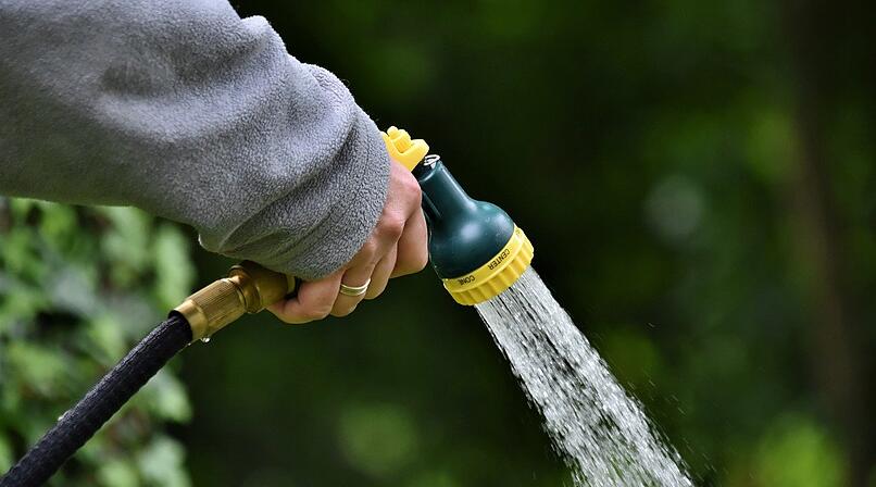 Verletzter in Neustadt bei Coburg wegen Gartenschlauch auf Stra&szlig;e