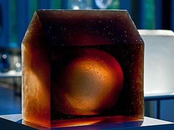 Wechselspiel zwischen Licht und Glas:  "Domus II" (2006, Glas) von Ann Wolff im Glasmuseum im Park von Schloss Rosenau. Fotos: Jochen Berger