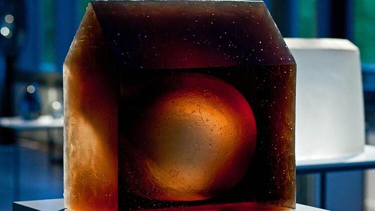 Wechselspiel zwischen Licht und Glas:  "Domus II" (2006, Glas) von Ann Wolff im Glasmuseum im Park von Schloss Rosenau. Fotos: Jochen Berger