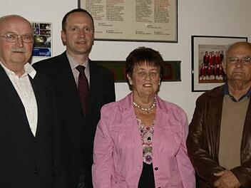 105 Jahre Stadtratsarbeit: Bürgermeister Michael Ziegler (Zweiter von links) dankte in der Sitzung am Dienstag Bruno Wittig (links), Georg Köbrich und Rosl Pflaum (von rechts) für jeweils 35 Jahre als Stadträte. Foto: sw