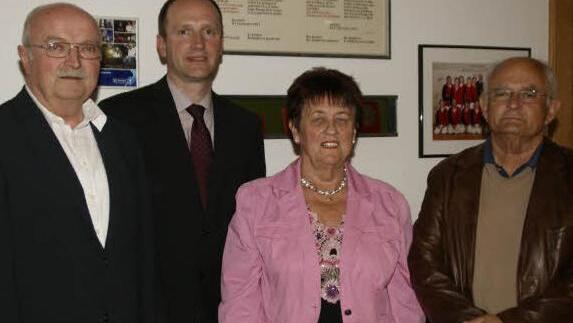 105 Jahre Stadtratsarbeit: Bürgermeister Michael Ziegler (Zweiter von links) dankte in der Sitzung am Dienstag Bruno Wittig (links), Georg Köbrich und Rosl Pflaum (von rechts) für jeweils 35 Jahre als Stadträte. Foto: sw