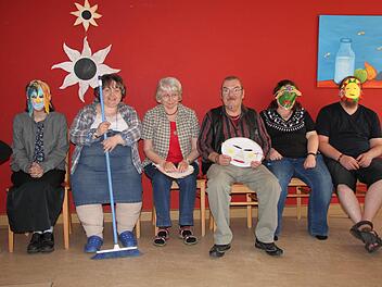 Ausflug ins Paradies: Johannes Voll (von rechts), Manuela Stein, Reinhold Beck, Waltraud Ganziger, Margarete Franz und Diana Kelz spielen "Ein PaaRadieschen"Fotos: Ulrike Müller