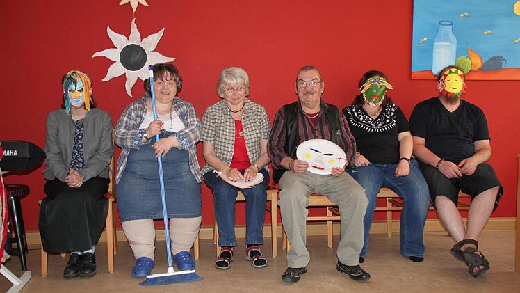 Ausflug ins Paradies: Johannes Voll (von rechts), Manuela Stein, Reinhold Beck, Waltraud Ganziger, Margarete Franz und Diana Kelz spielen "Ein PaaRadieschen"Fotos: Ulrike Müller