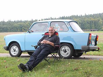Dieter Weith an seinem Lieblingsplatz, dem Lindenberg. Dort fährt er gerne mit seinem Trabant 1.1 hin. Foto: Thomas Heuchling