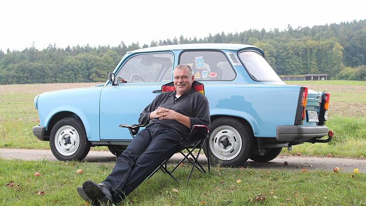 Dieter Weith an seinem Lieblingsplatz, dem Lindenberg. Dort fährt er gerne mit seinem Trabant 1.1 hin. Foto: Thomas Heuchling