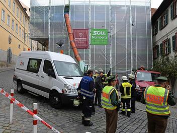 Die Polizei beim Einsatzort in der Karolienstraße Foto: Ronald Rinklef