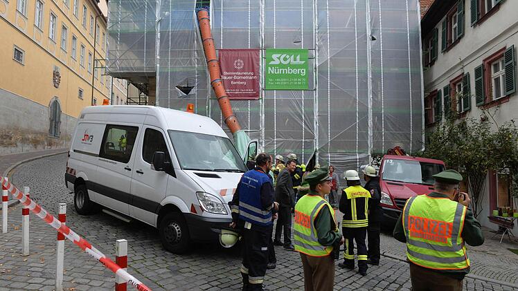 Die Polizei beim Einsatzort in der Karolienstraße Foto: Ronald Rinklef