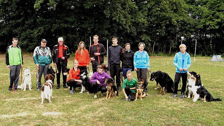 Der Verein für Hundesport Wonfurt hat wieder ein Hundesportturnier ausgerichtet. Unser Bild zeigt die geehrten Teilnehmer (stehend von links) Tizian Wegner, Harald Wegner, Fred Jung, Annelie Habermann, Manuel Distler, Sascha Brix, Sabrina Muth, Sieglinde Rünagel und Heidi Brix sowie (kniend von links) Christina Rauscher, Stephanie Zschoche und Isabel Seifert. Foto: Ulrike Langer