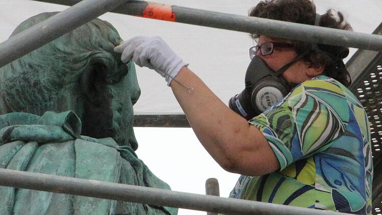 Diplom-Restauratorin Sandra Wendt ist begeistert vom Coburger Prinz-Albert-Denkmal: "Es ist sehr schön", schwärmt sie, "so feinteilig und auch noch sehr gut erhalten!" Foto: Simone Bastian