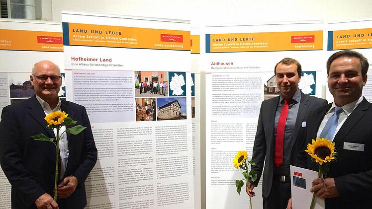 In Berlin nahmen (von links) Wolfgang Borst, Tobias Alt und Dieter Möhring die Preise beim deutschlandweiten Wettbewerb "Land und Leute - Unsere Zukunft in kleinen Gemeinden" entgegen.  Foto: privat