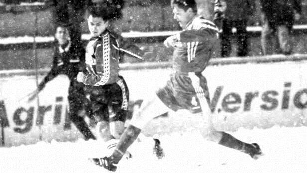 Andreas Dippold (rechts) im berüchtigten Schnee-Spiel in Weisamain gegen die SpVgg Greuther Fürth im Winter 1996. Foto: BR-Archiv