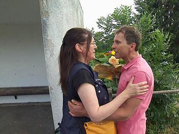 Bei Gottfried und Brigitte geht die Hofwoche los: Nach einem warmherzigen Empfang am Bahnhof geht es zum oberfränkischen Hof (Alle Infos zu "Bauer sucht Frau" im Special bei RTL.de: www.rtl.de/cms/sendungen/bauer-sucht-frau.html).  Fotos: RTL