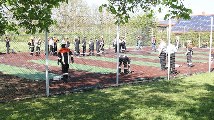 Und Action! Bilder vom Erwachsenenleistungsmarsch der oberfränkischen Feuerwehren in Großheirath (Landkreis Coburg). Fotos: Michael Stelzner