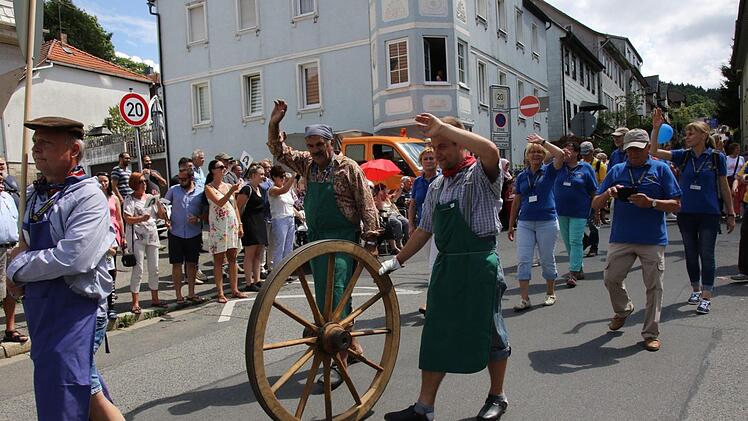 Die Neustadter aus Sachsen hatten im Umzug das Goll'sche Rad dabei. Foto: Michael Stelzner